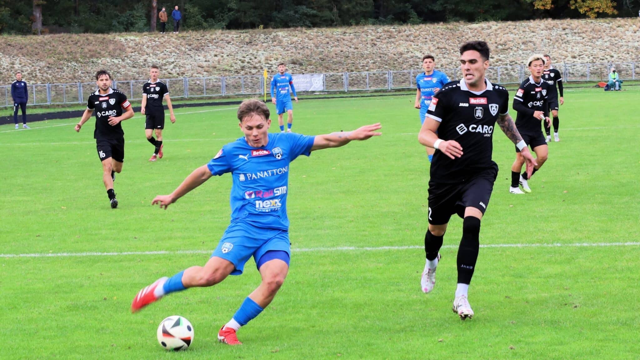 Ośmiu mężczyzn gra w piłkę  Zwycięstwa Lechii i Warty Porażki Cariny i Stali Hit dla Zorzy WYNIKI