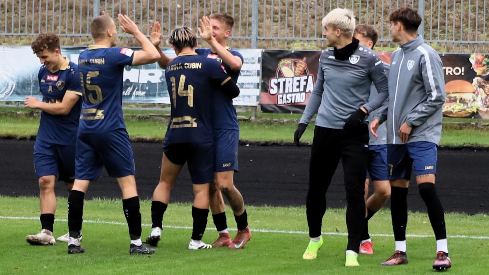 Carina Gubin Siedmiu cieszących się mężczyzn w sportowych strojach Derby dla Warty Zwycięstwo Cariny remis Lechii WYNIKI