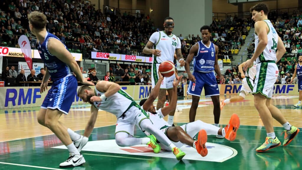 Sześciu mężczyzn gra w koszykówkę