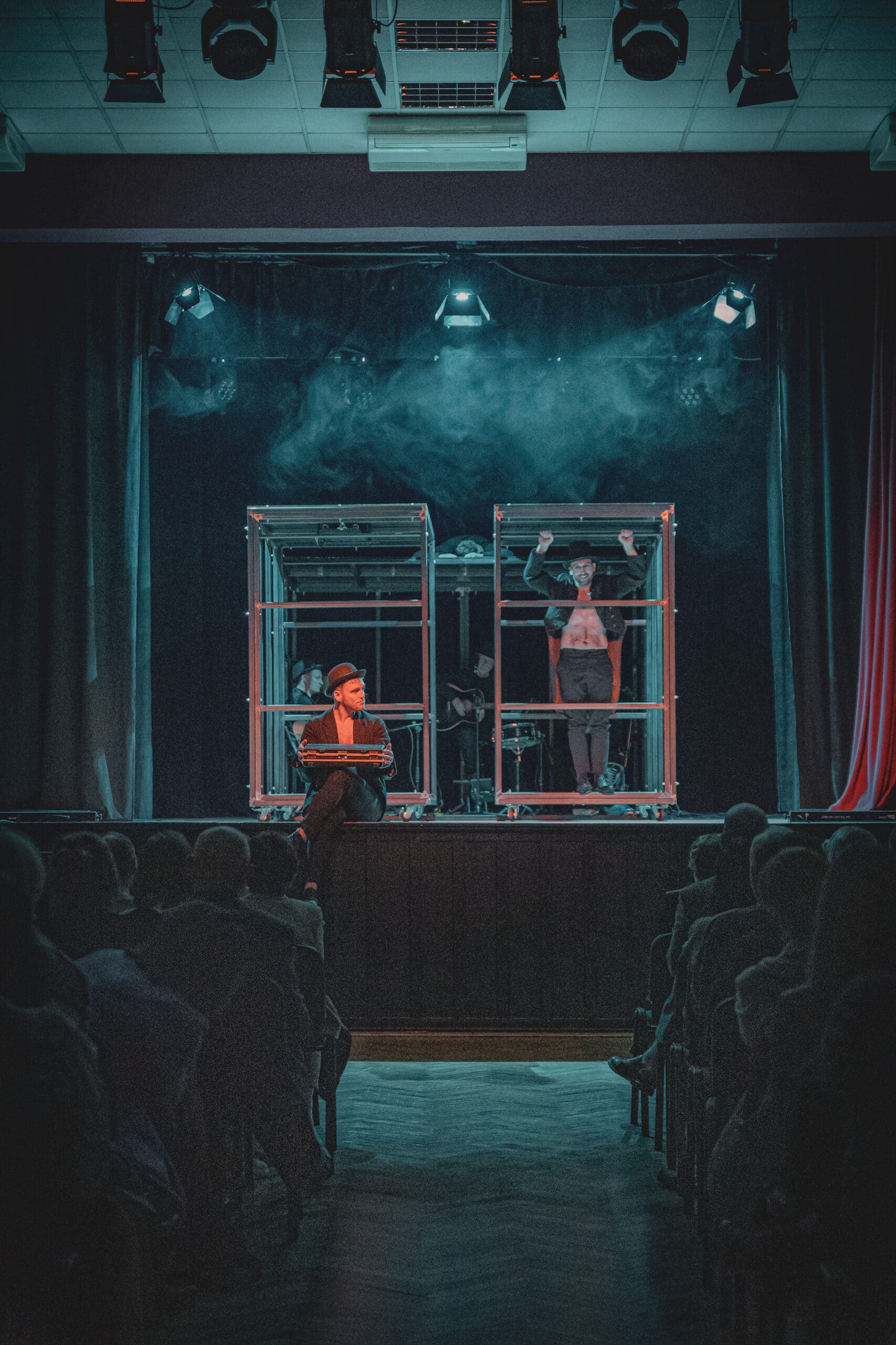 Strażników czasu grali Dominik Jakubczak oraz Mikołaj Kwiatkowski  Oswoić śmierć słowem i muzyką Ten spektakl powstał dzięki zbiórce