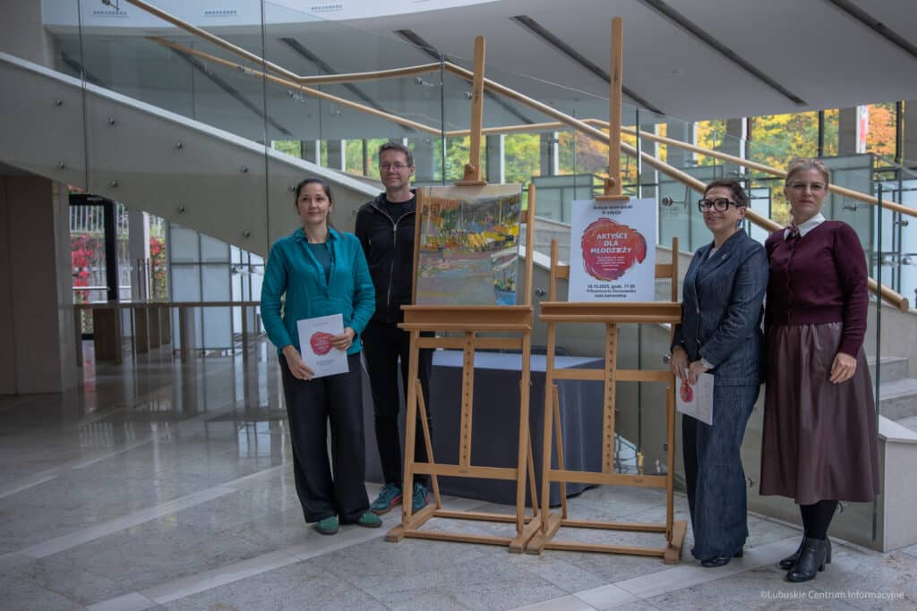 Niektóre obrazy, które pójdą pod młotek już można oglądać w foyer Filharmonii Gorzowskiej.