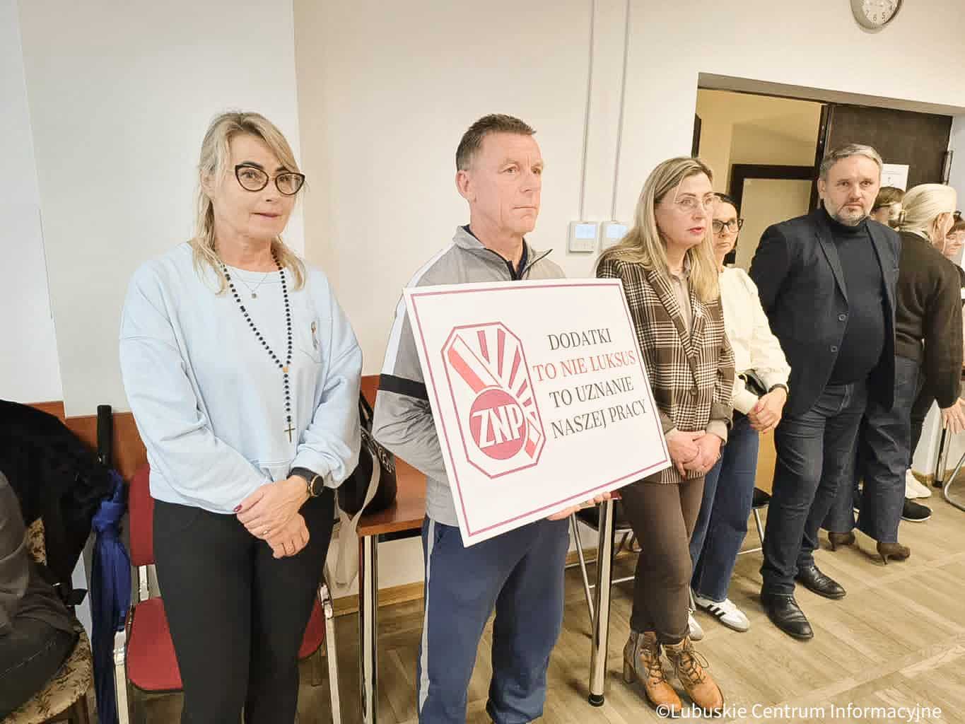 Zdjęcie WhatsApp 2025-10-28 o 21.38.13_6e5868e1 Nauczyciele zrzeszenie w ZNP na sesji Rady Miasta Gorzowa Wlkp Sesja gorzowskich radnych czyli kogo bolą wynagrodzenia czy loty z Babimostu