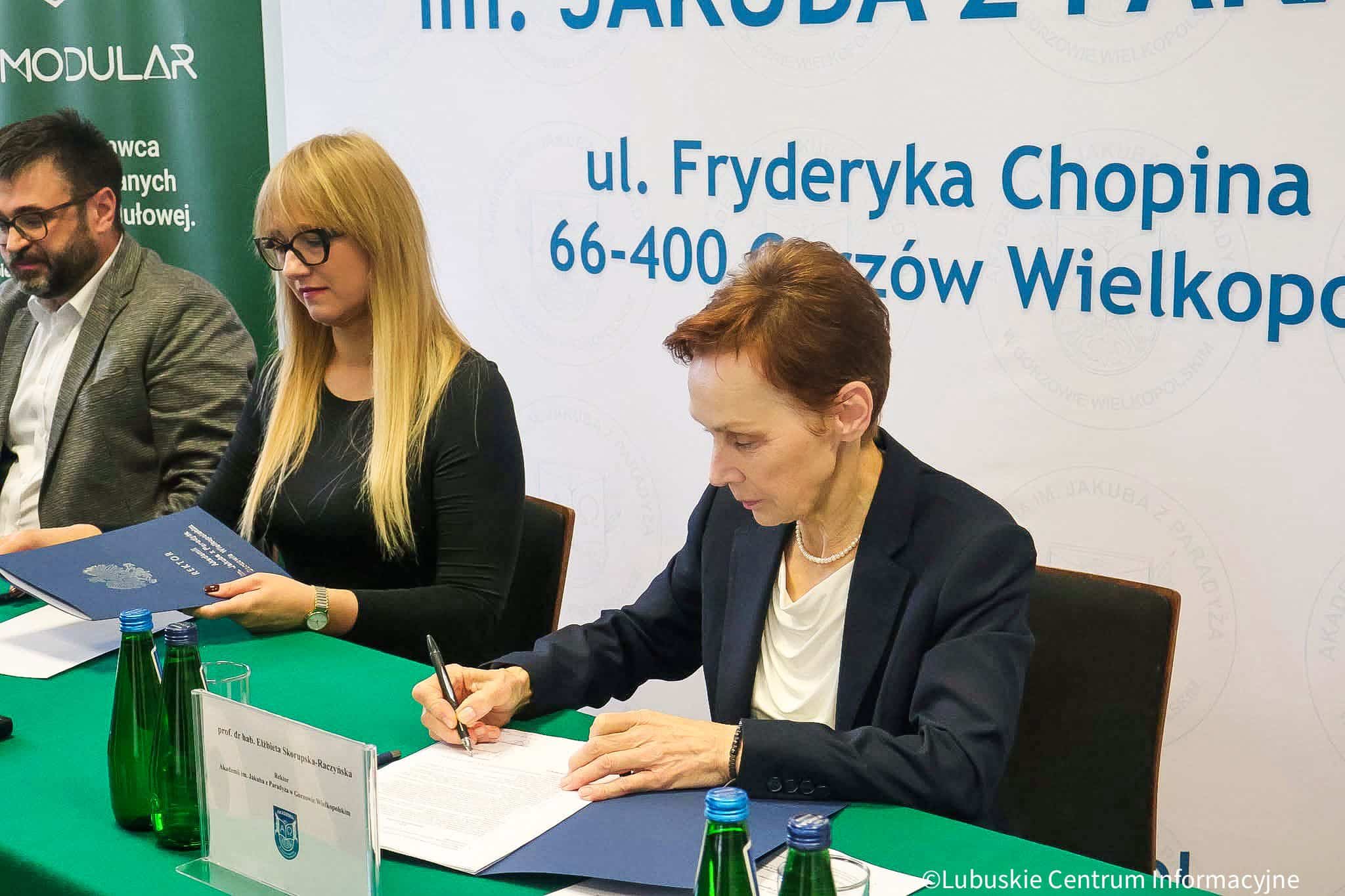 Zdjęcie WhatsApp 2025-10-29 o 12.04.07_5a7c9d99 Podpisanie umowy na nowy budynek dydaktyczno administracyjny AJP w Gorzowie Umowa na nowy rektorat AJP podpisana