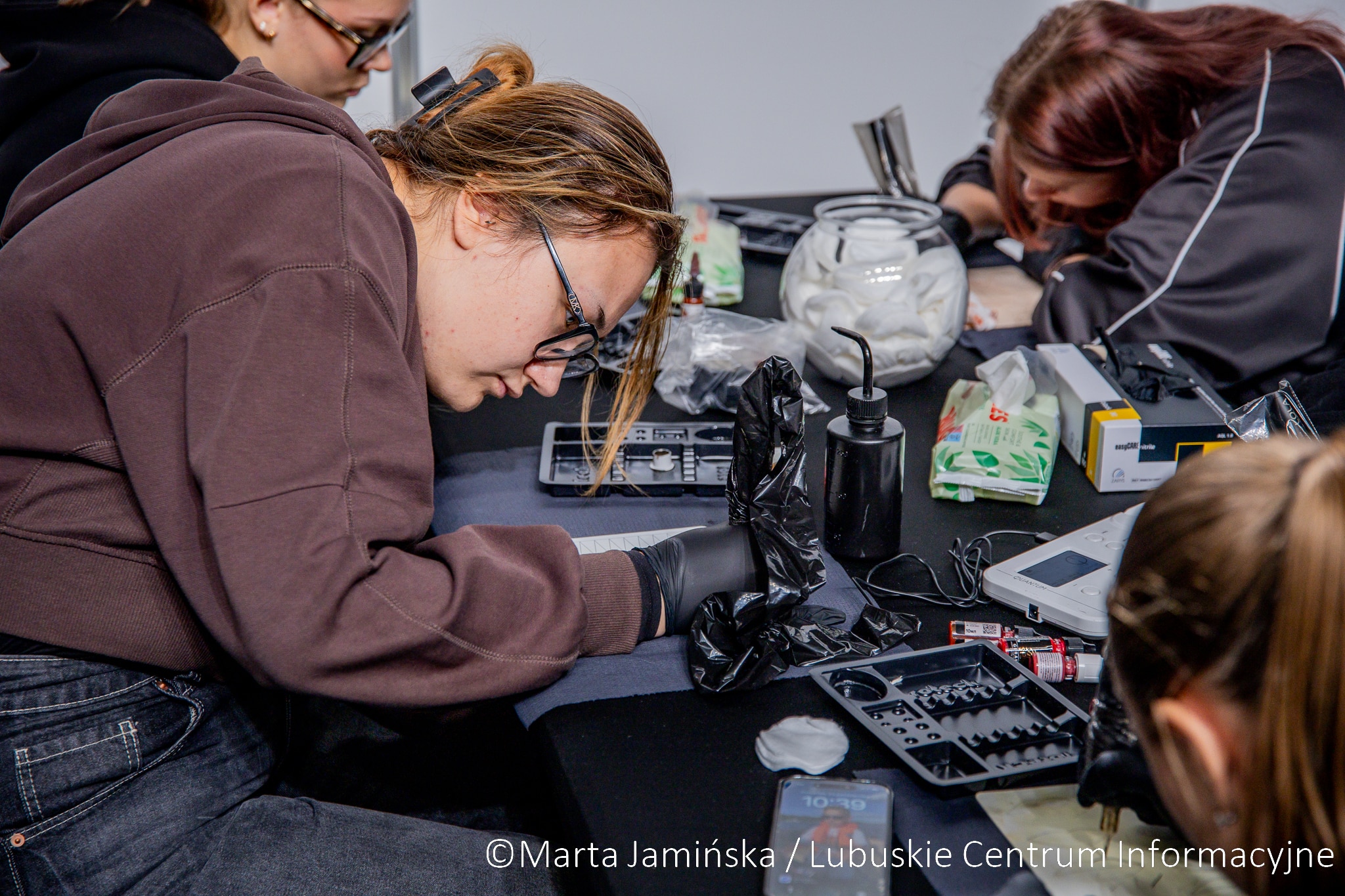 Dziewczyny mogły spróbować swoich sił w   wydawałoby się   męskich zawodach  Młodzi muszą być elastyczni na rynku pracy Stąd taki festiwal