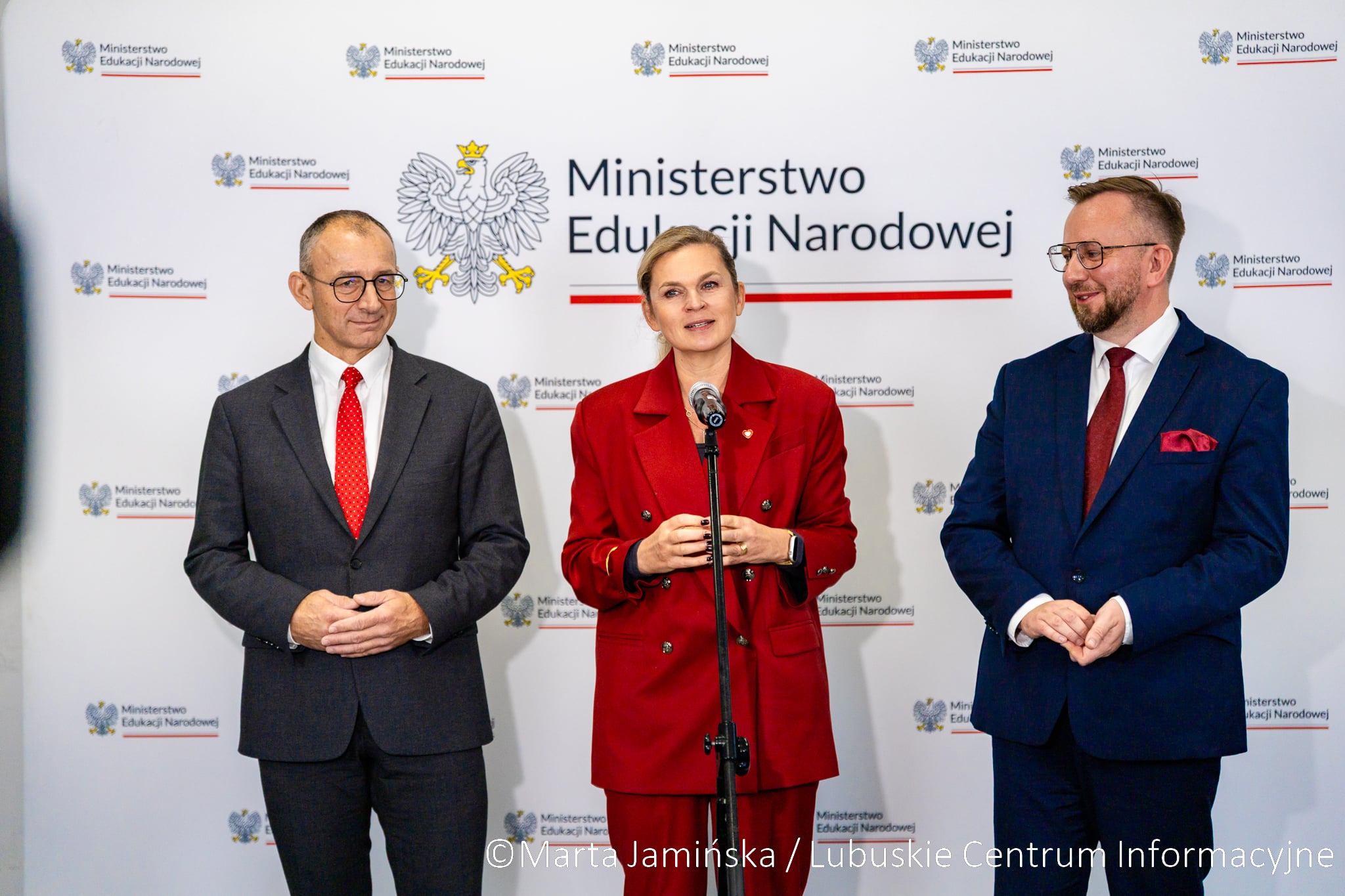 fot. Marta Jamińska-2149 Ministra edukacji odpowiadała na pytania dziennikarzy podczas briefingu prasowego poprzedzającego uczniowski okrągły stół Trzy pytania do Barbary Nowackiej o edukację