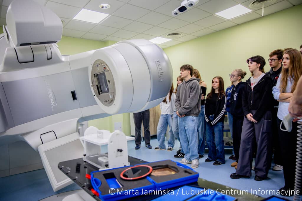 Młodzież mogła zobaczyć jak działają akceleratory.