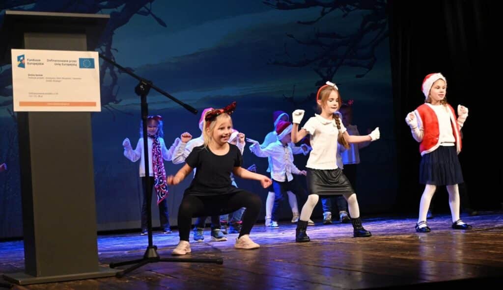 Realizacja warsztatów teatralnych w Santoku zakończyła się spektaklem w teatrze.