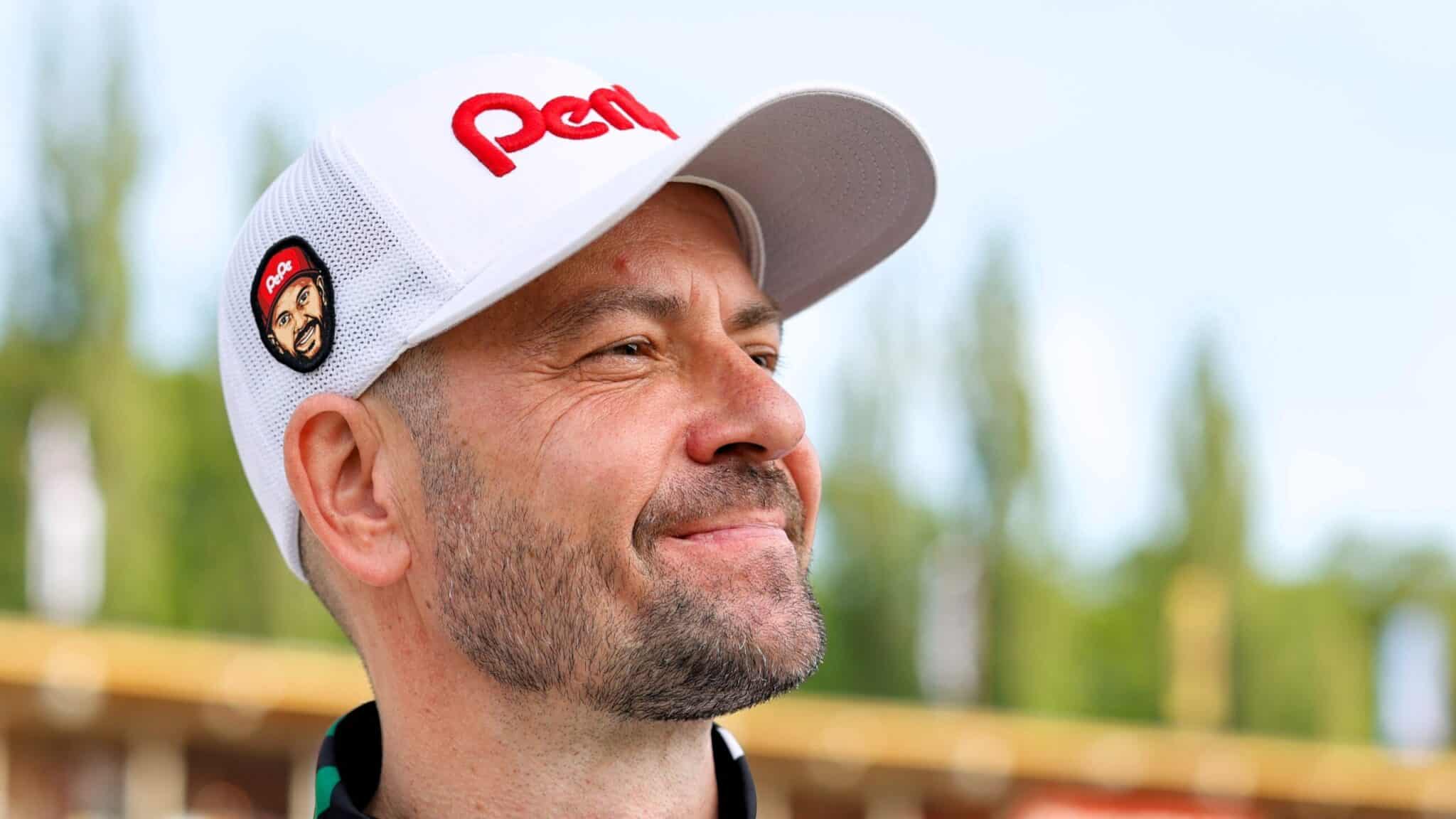 Uśmiechnięty mężczyzna w czapce z daszkiem  Piotr Protasiewicz poprowadzi Spartę Wrocław