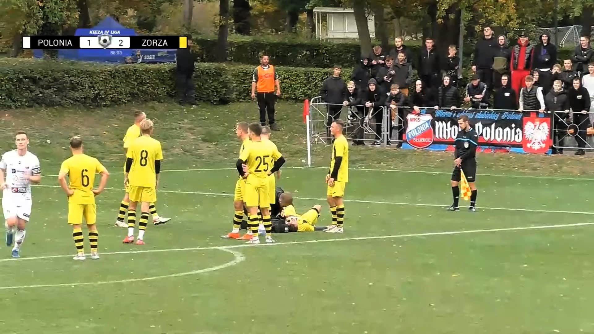 Kilkunastu mężczyzn na boisku  Bandyckie sceny na meczu w Słubicach Piłkarz Zorzy trafiony puszką w twarz WIDEO