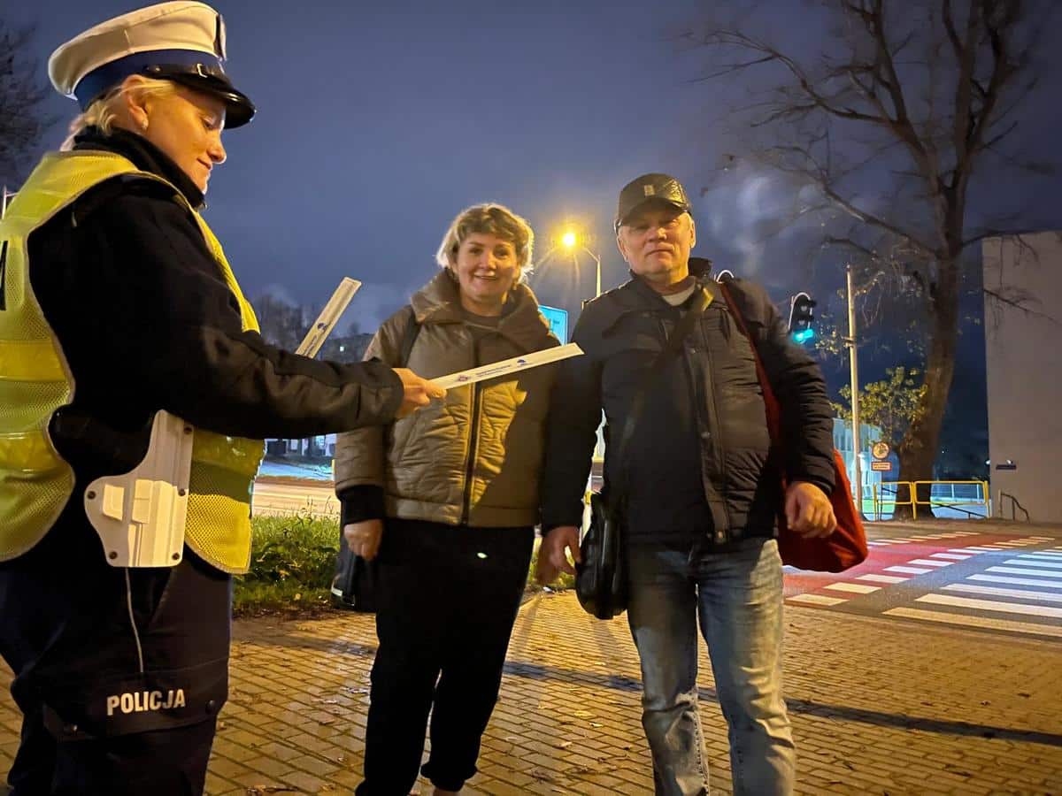   Policjanci rozdali odblaski seniorom