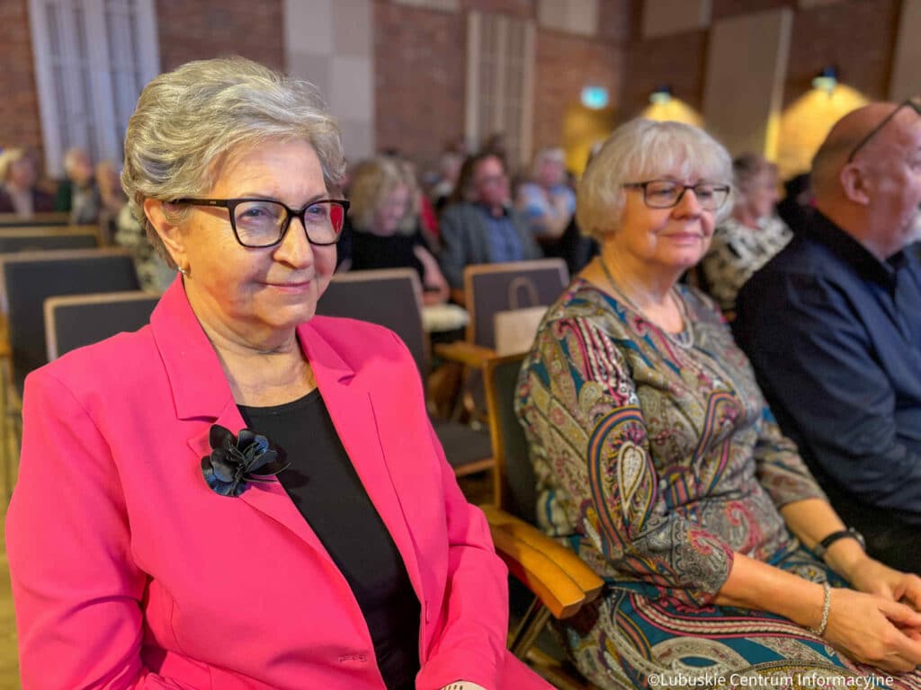 uczestniczki siedzą na widowni