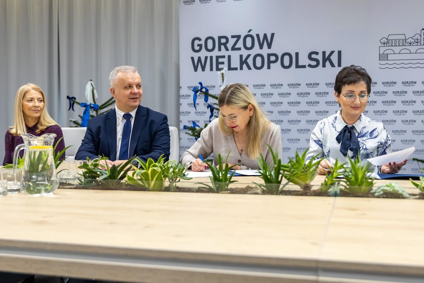 Porozumienie to efekt prowadzonych w ostatnich tygodniach uzgodnień dotyczących zmian w regulacjach płacowych zarówno nauczycieli jak i pracowników administracji i obsługi w gorzowskich szkołach  Porozumienie z nauczycielami w Gorzowie