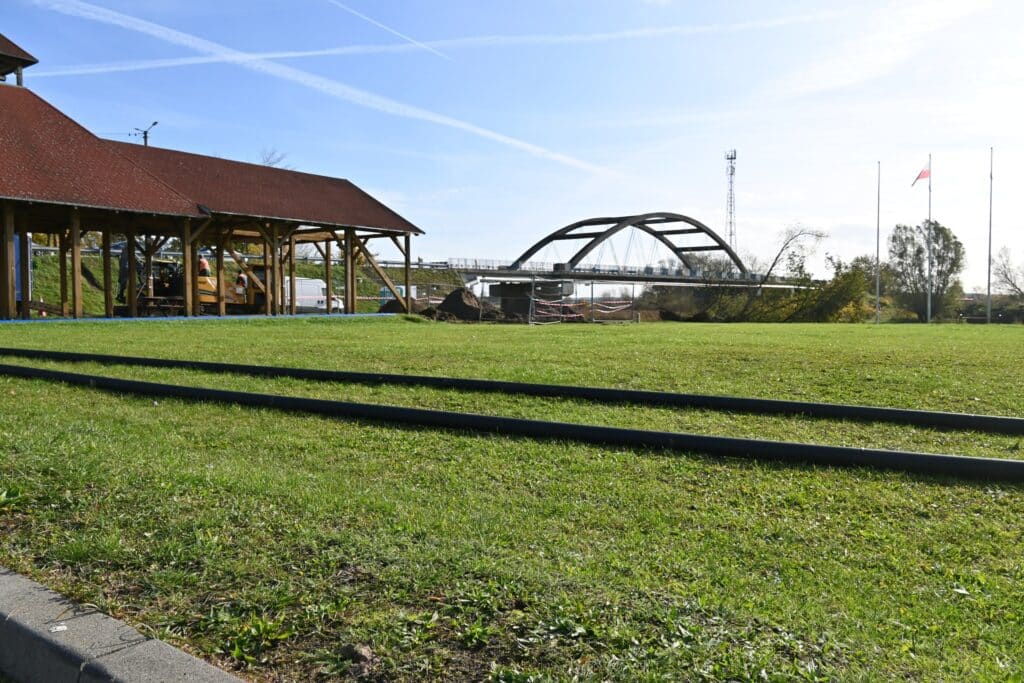 Trwają prace przygotowawcze, wykonywany jest przecisk dla kanalizacji pod dnem Noteci, organizowana nowa organizacja ruchu i przygotowania do budowy mostu tymczasowego.