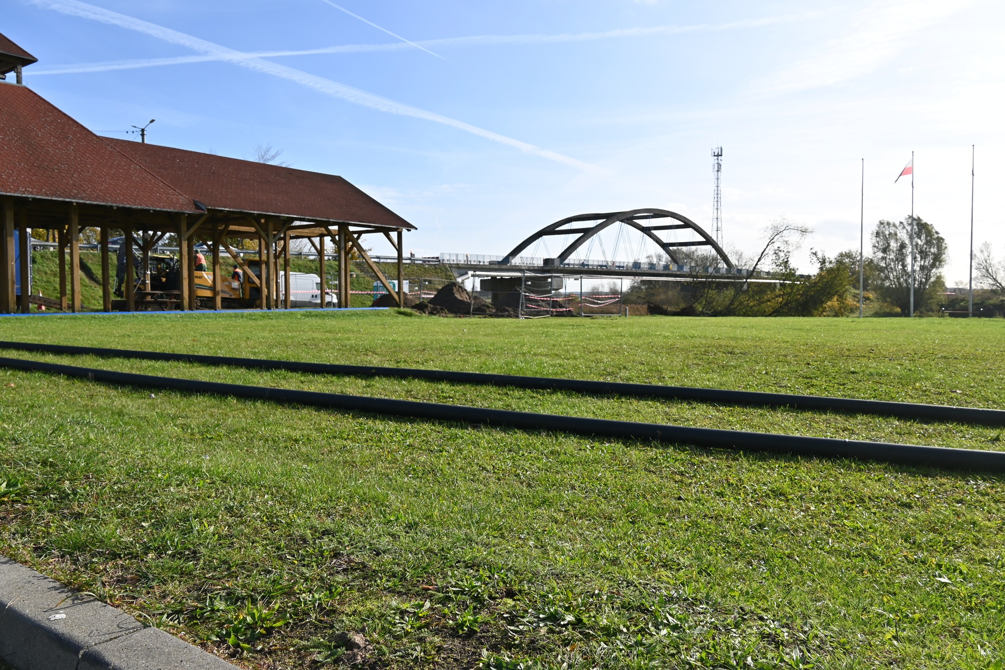 572471036_1720357438873658_241656104421665042_n Trwają prace przygotowawcze wykonywany jest przecisk dla kanalizacji pod dnem Noteci organizowana nowa organizacja ruchu i przygotowania do budowy mostu tymczasowego Nowy most w Santoku coraz bliżej Mieszkańcy Czekaliśmy na to od lat