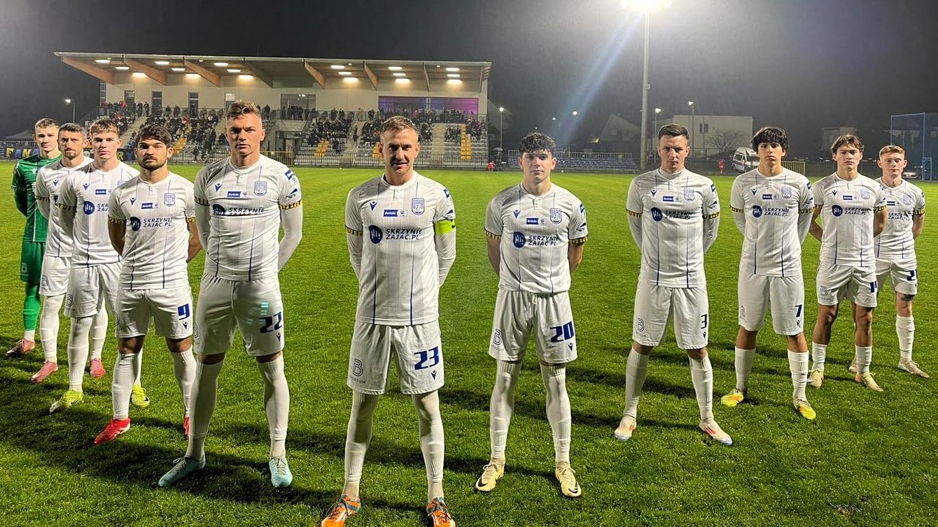 Odra Bytom Odrzański Jedenastu mężczyzn w sportowych strojach Odra maszeruje do III ligi Jest niemal w połowie drogi