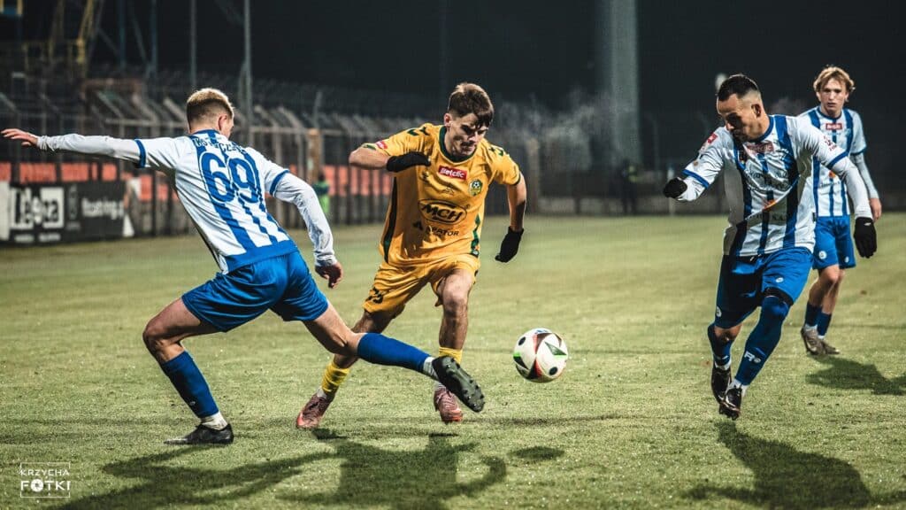 Czterej mężczyźni grają w piłkę