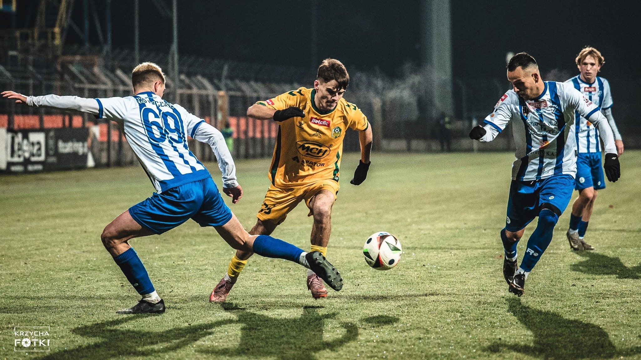 Czterej mężczyźni grają w piłkę  Zwycięstwo Cariny remis Lechii Grad bramek w IV lidze