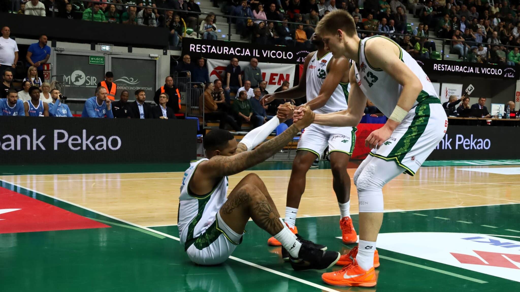 Trzech mężczyzn w sportowych strojach  Bez niespodzianki w Szczecinie Zastal wyraźnie słabszy od Kinga