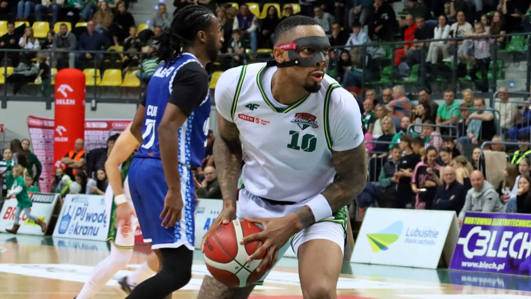 Mężczyzna z piłką do koszykówki  Fatalna gra Zastalu po przerwie 837 w niespełna 11 minut