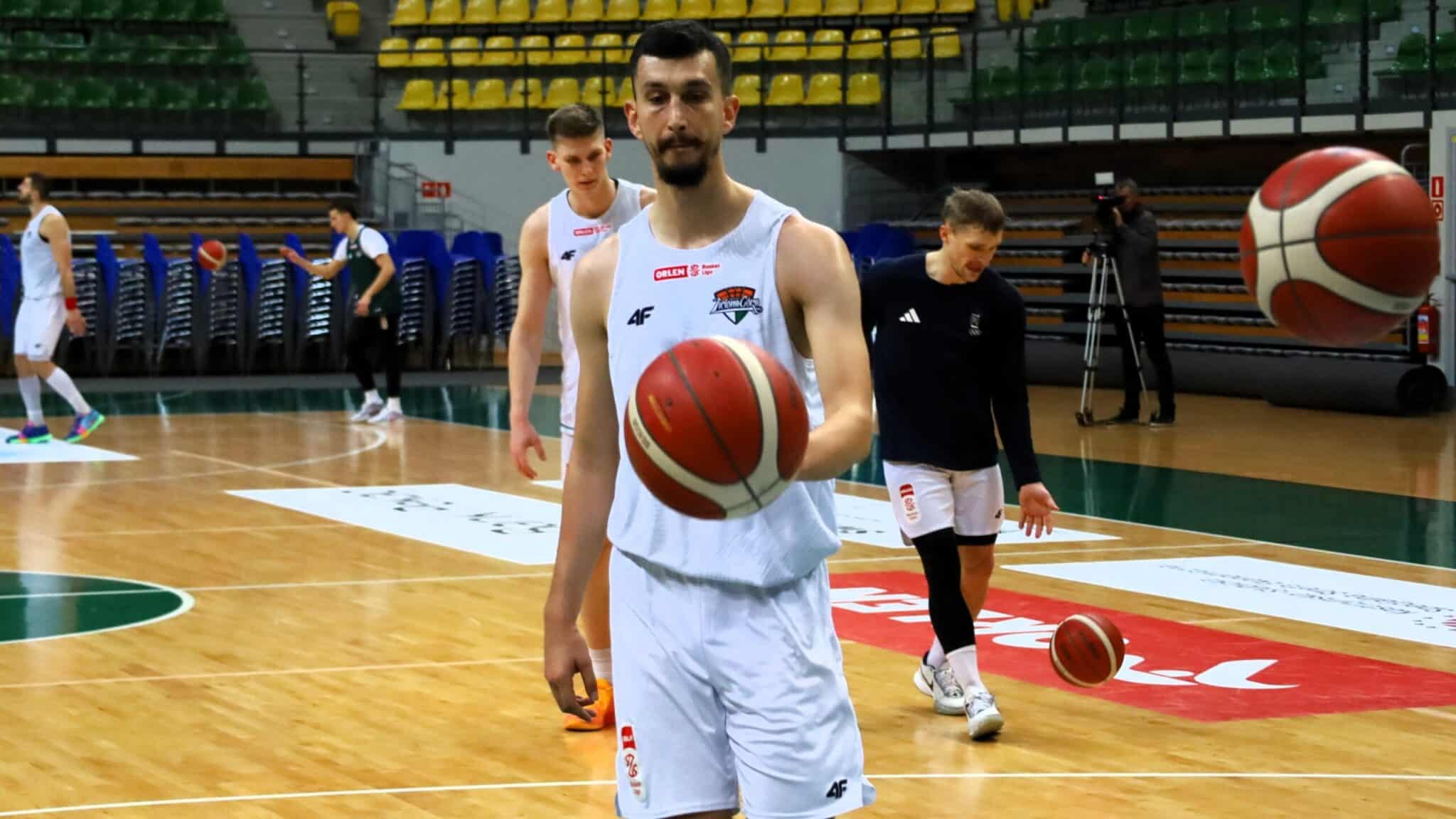 Mężczyzna z piłką do koszykówki  Zastal rozbił wicemistrza Polski Prowadził przez ponad 39 minut
