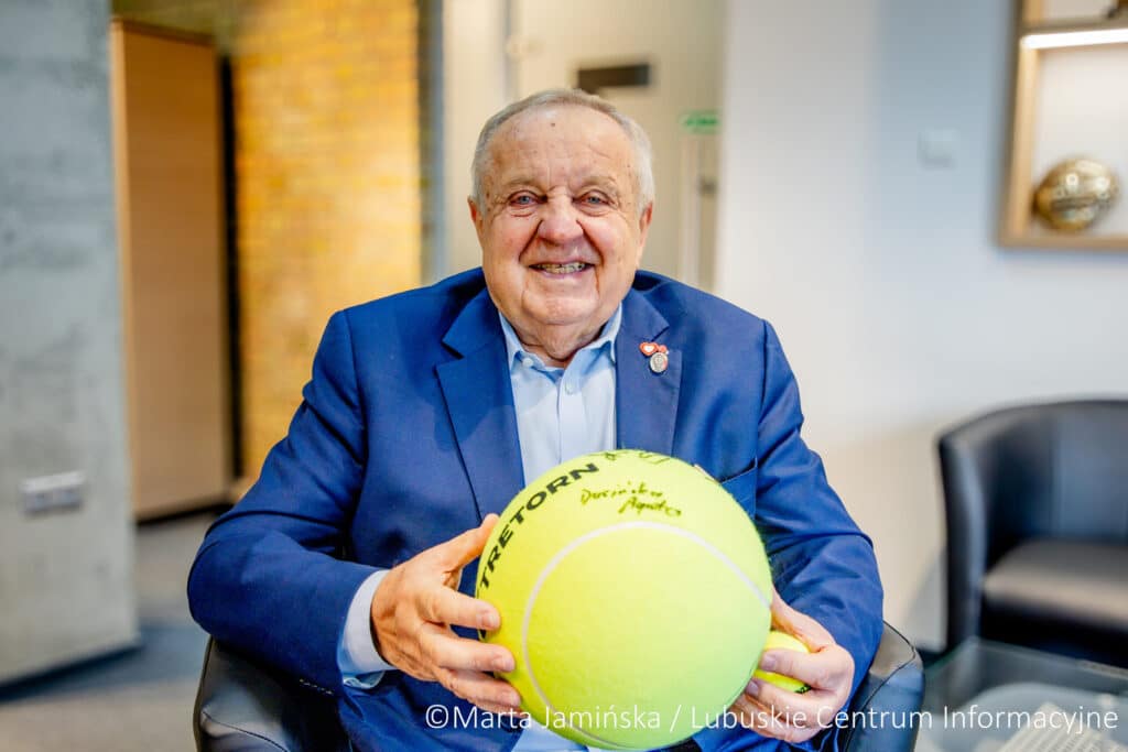 Iga Świątek w Gorzowie: spełnione marzenia i szansa na wielki tenis Rozmowę nagraliśmy w biurze sanatorskim senatora Władysława Komarnickiego.