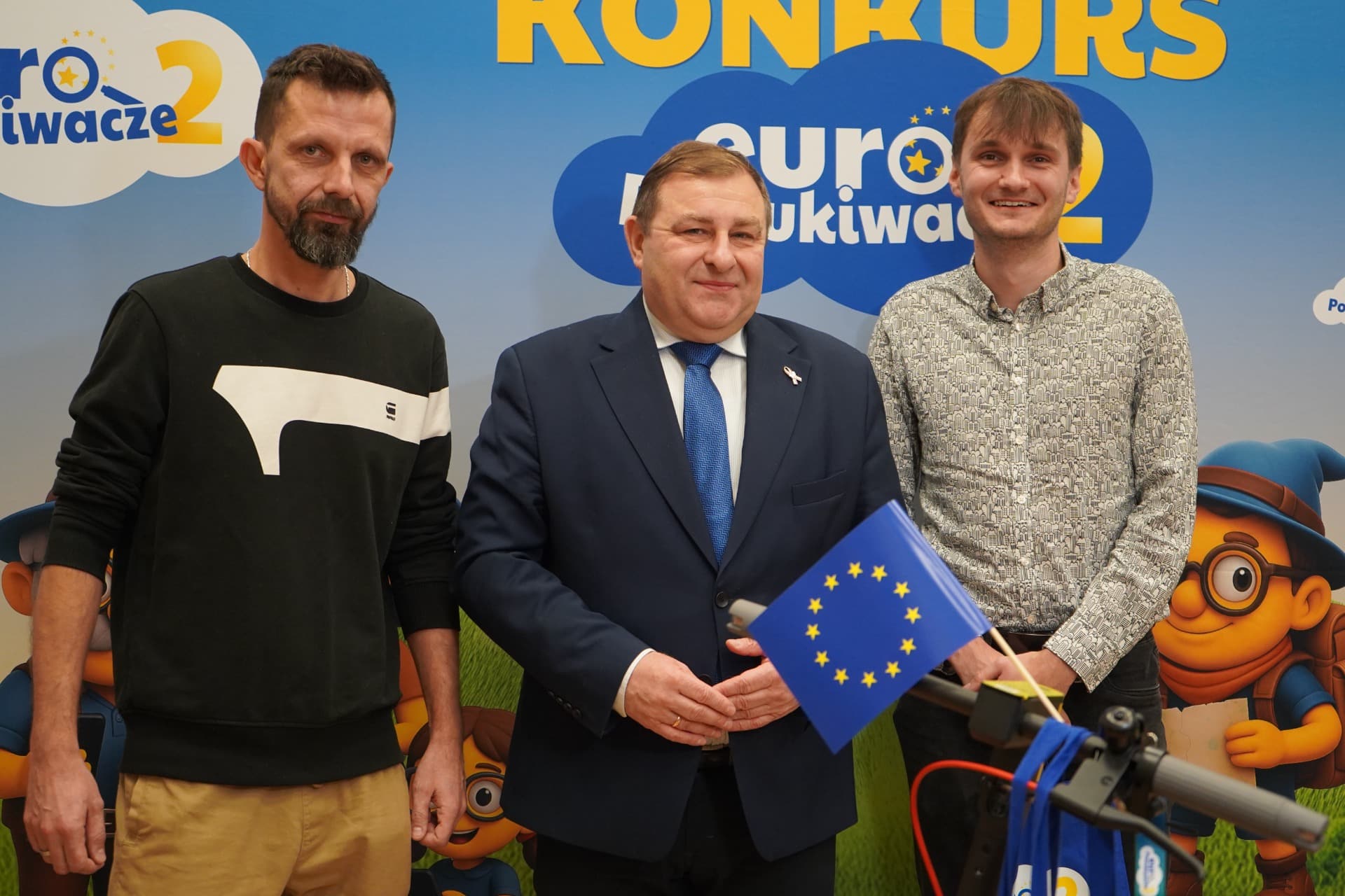 laureaci z wicemarszałkiem pozują do zdjęcia  Druga edycja EuroPoszukiwaczy oficjalnie zakończona