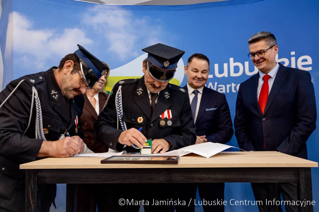 Będzie nowy sprzęt w lubuskich OSP Będzie nowy sprzęt w lubuskich OSP Na północy regionu umowy podpisali przedstawiciele OSP z dziewięciu lubuskich samorządów. W tym z OSP Lubno.