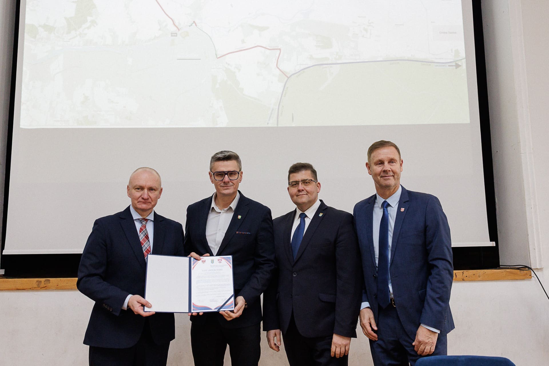 251201_sc_sciezka_rowerowa_drezdenko_0n6a0962 List intencyjny pomiędzy miastem Skwierzyna Drezdenko oraz Gminą Santok w zakresie realizacji budowy ścieżki rowerowej po nasypie zlikwidowanej linii kolejowej która łączy gminy Nowe ścieżki rowerowe połączą trzy samorządy