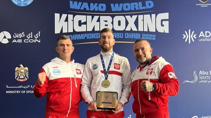 Trzech mężczyzn w sportowych strojach