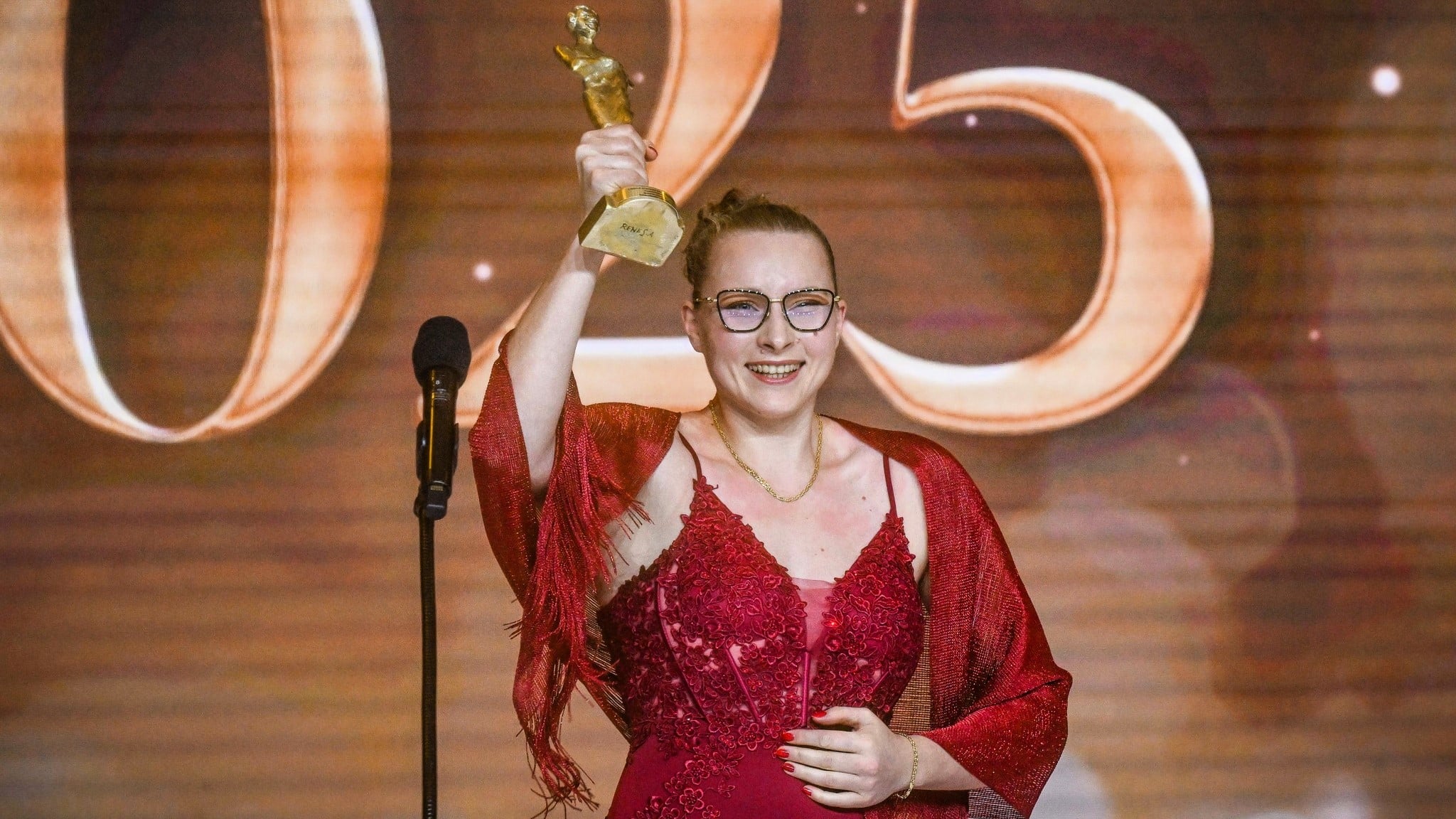 Faustyna Kotłowska Usmiechnięta kobieta ze statuetką w ręku Guttmanny 2025 Start Gorzów w roli głównej