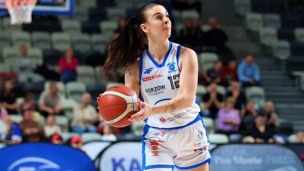 Kobieta z piłką do koszykówki