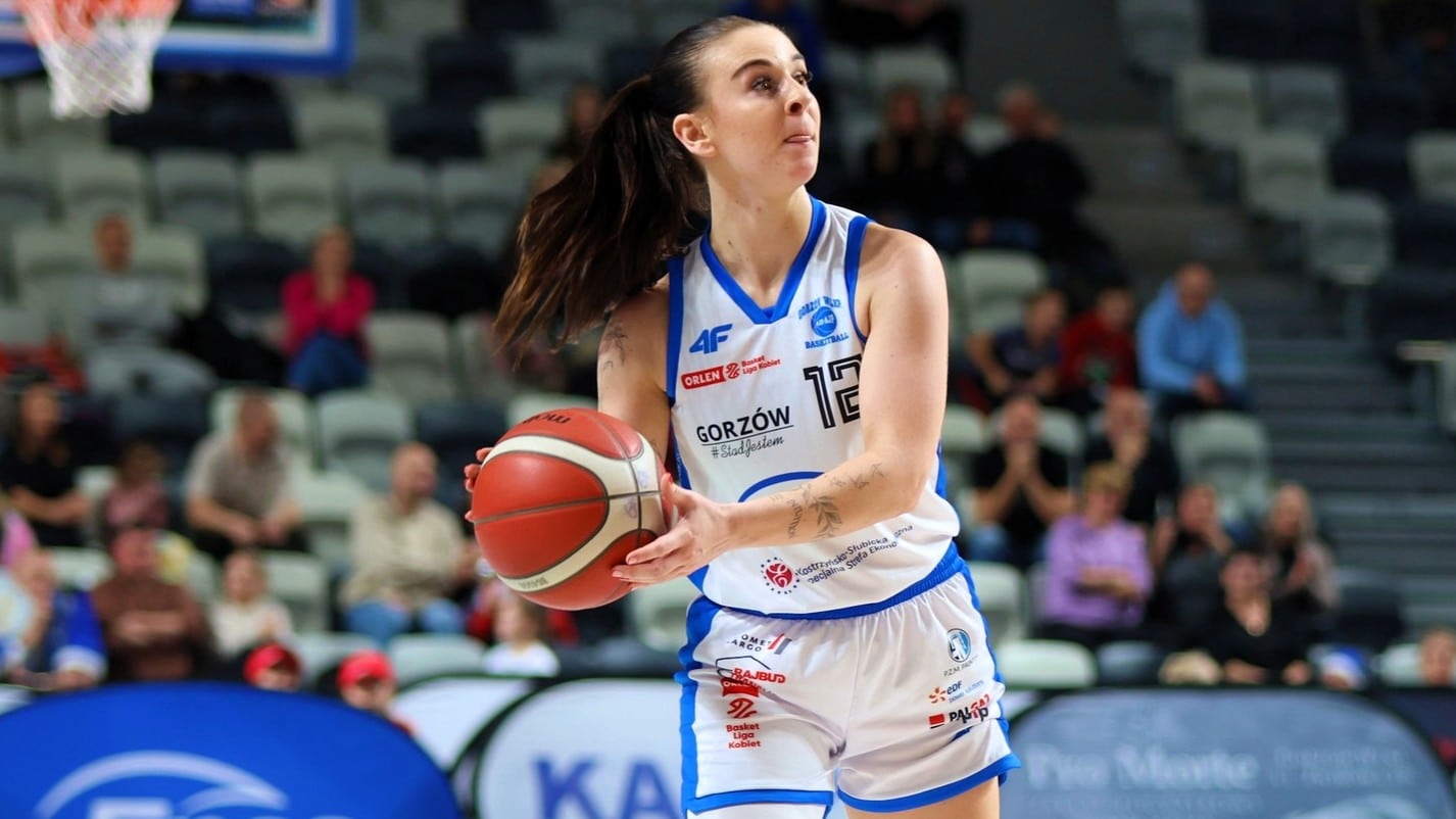 Kobieta z piłką do koszykówki  Stephanie Reid opuszcza Gorzów