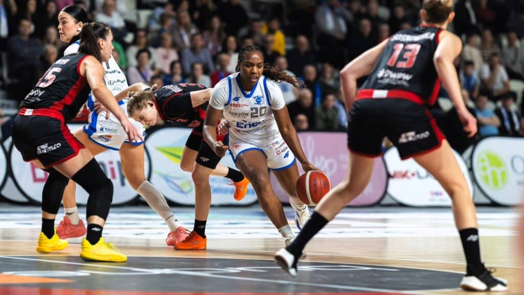 Pięć kobiet gra w koszykówkę