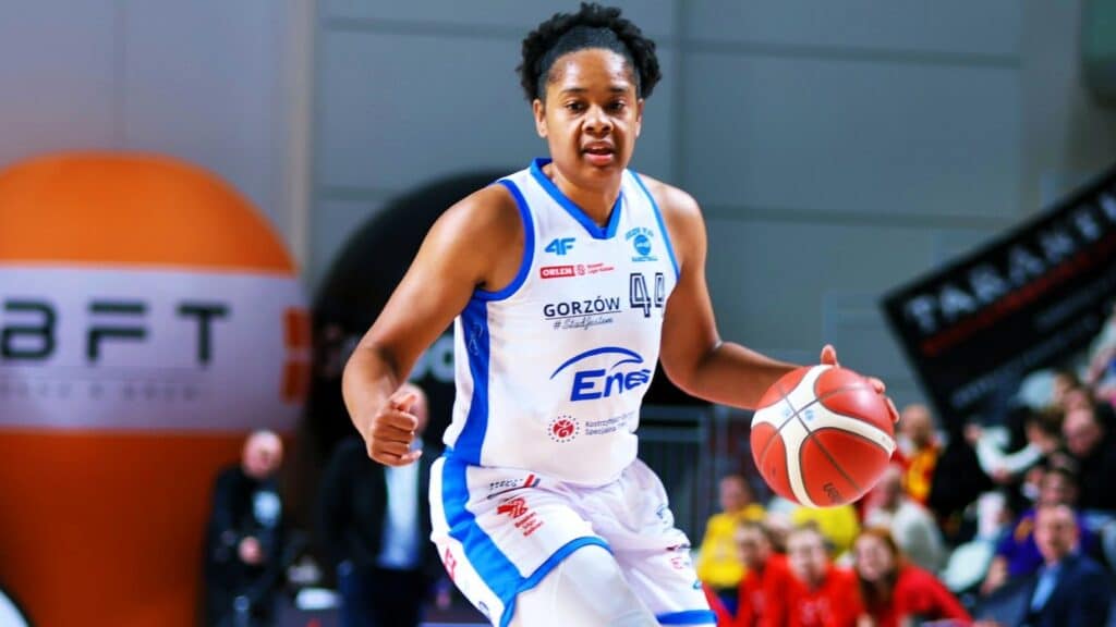 Kobieta z piłką do koszykówki