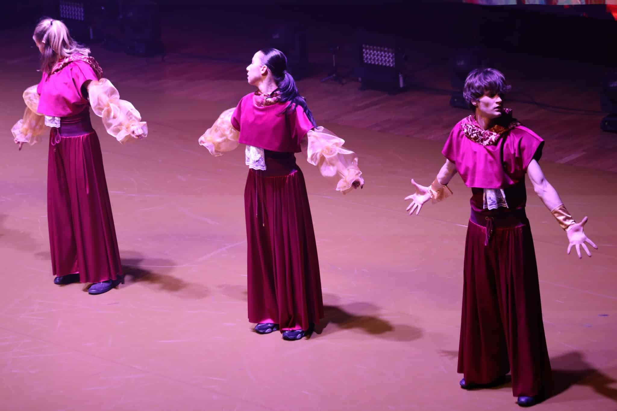 9 Elektryzującej całości dopełniły tworzące wizualny pomost między epokami kostiumy Natalii Ślizowskiej oraz znakomita oprawa wizualna sugestywne projekcje Piotra Adamowicza Barok i streetdance na scenie filharmonii