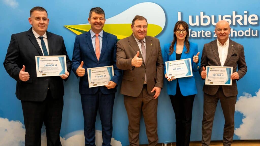 Pięć uśmiechniętych osób