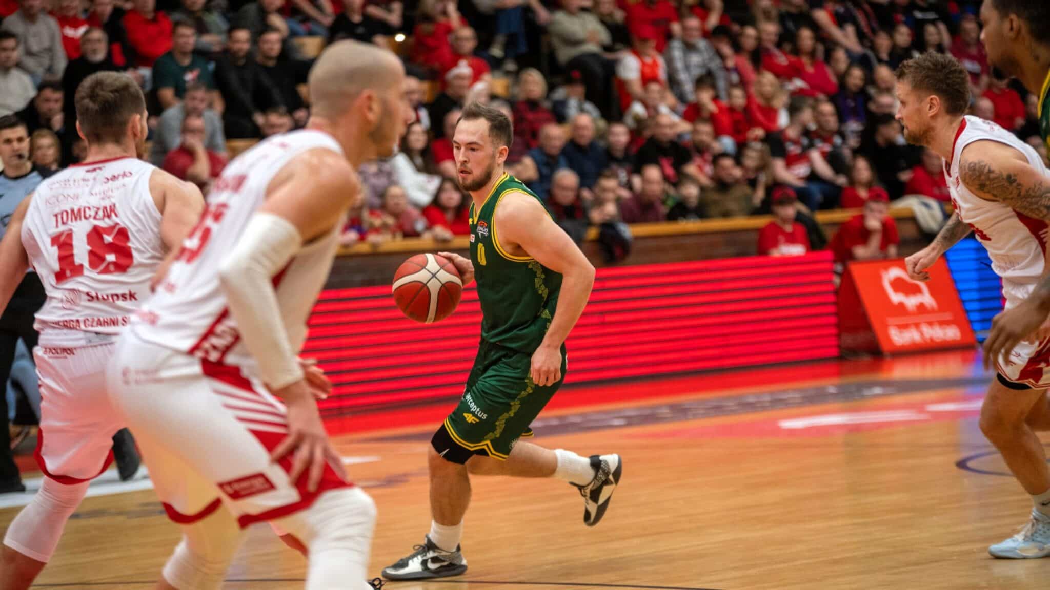 Pięciu Mężczyzn gra w koszykówkę  Zastal niczym walec przejechał po Czarnych