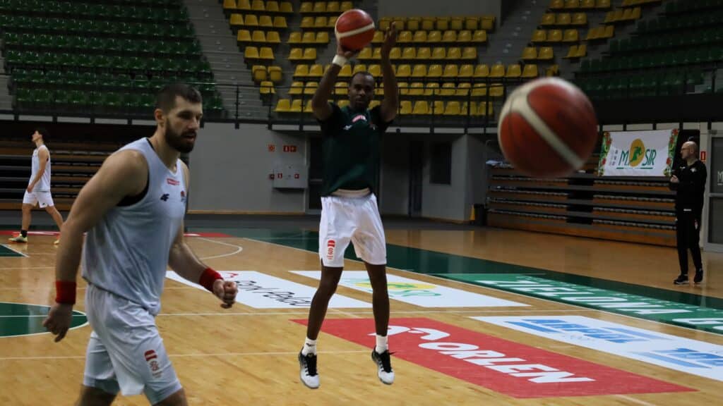 Mężczyźni grający w koszykówkę