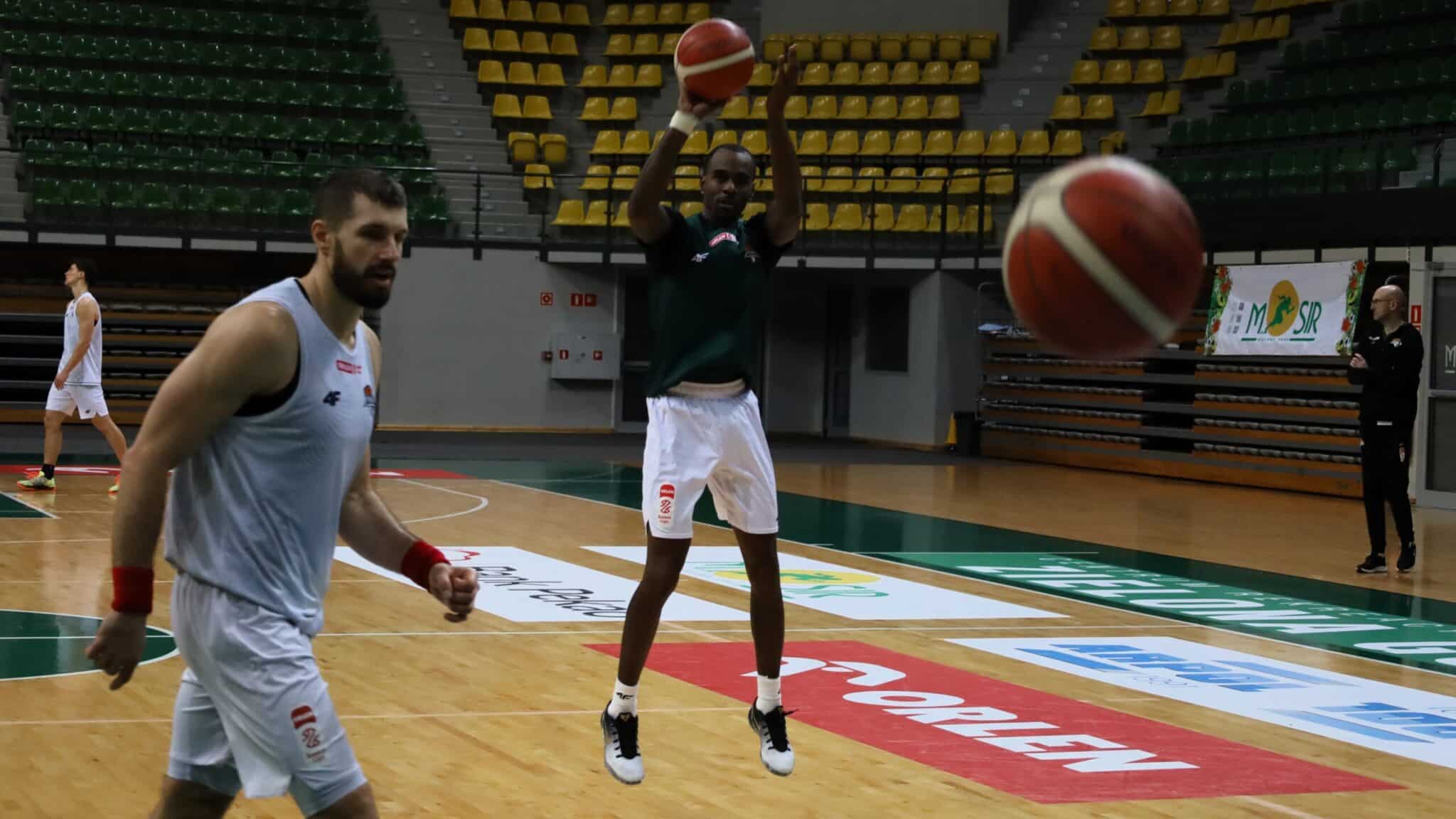 Mężczyźni grający w koszykówkę  List czystości dotarł do Zastalu Lewis może grać