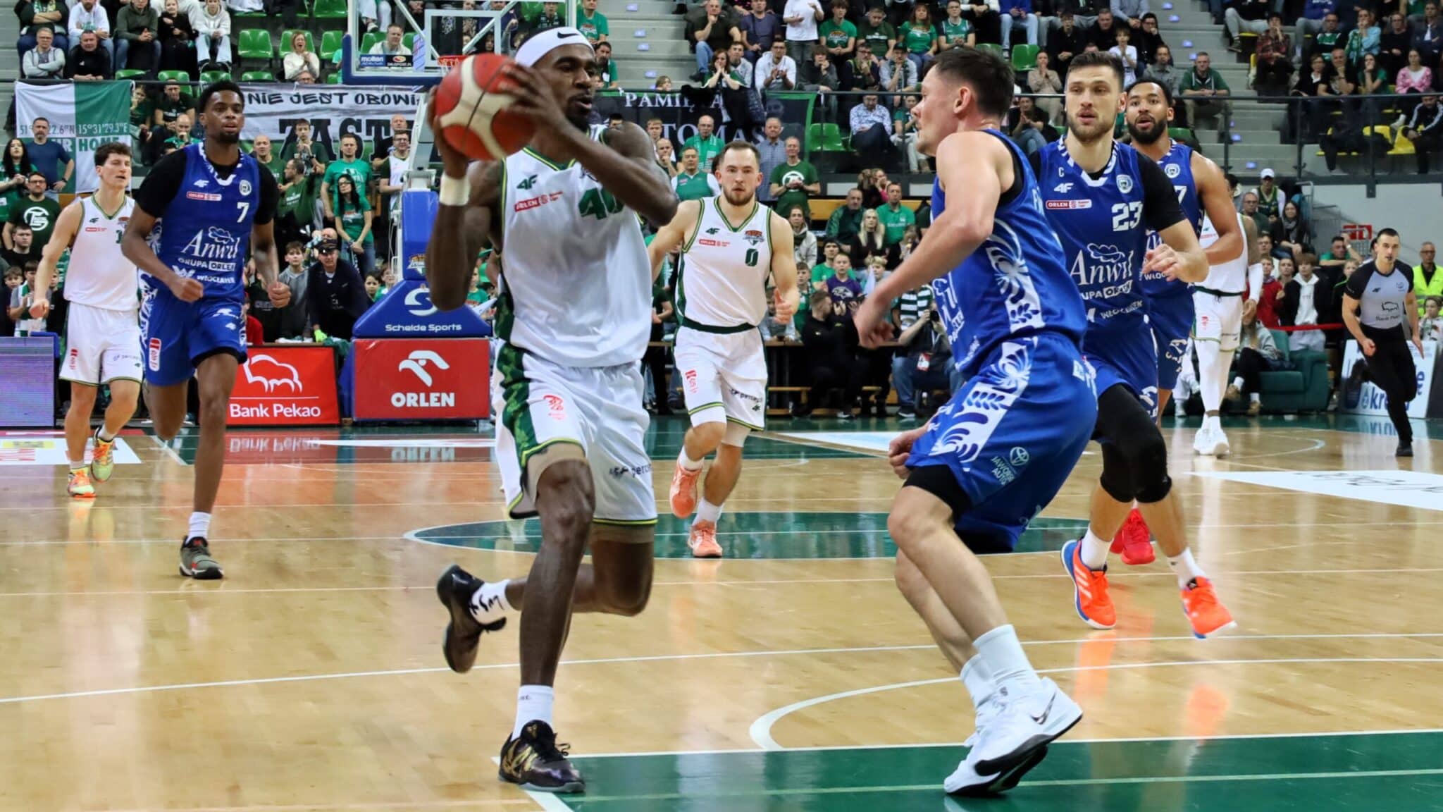 Chavaughn Lewis Ośmiu mężczyzn gra w koszykówkę Zastal wygrał trzeci mecz z rzędu Popis Lewisa