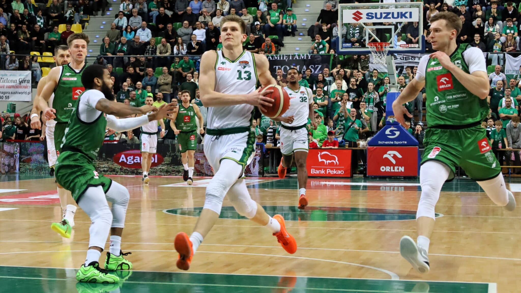 Ośmiu mężczyzn gra w koszykówkę  Zastal kończy rok serią zwycięstw i rekordową frekwencją w hali CRS