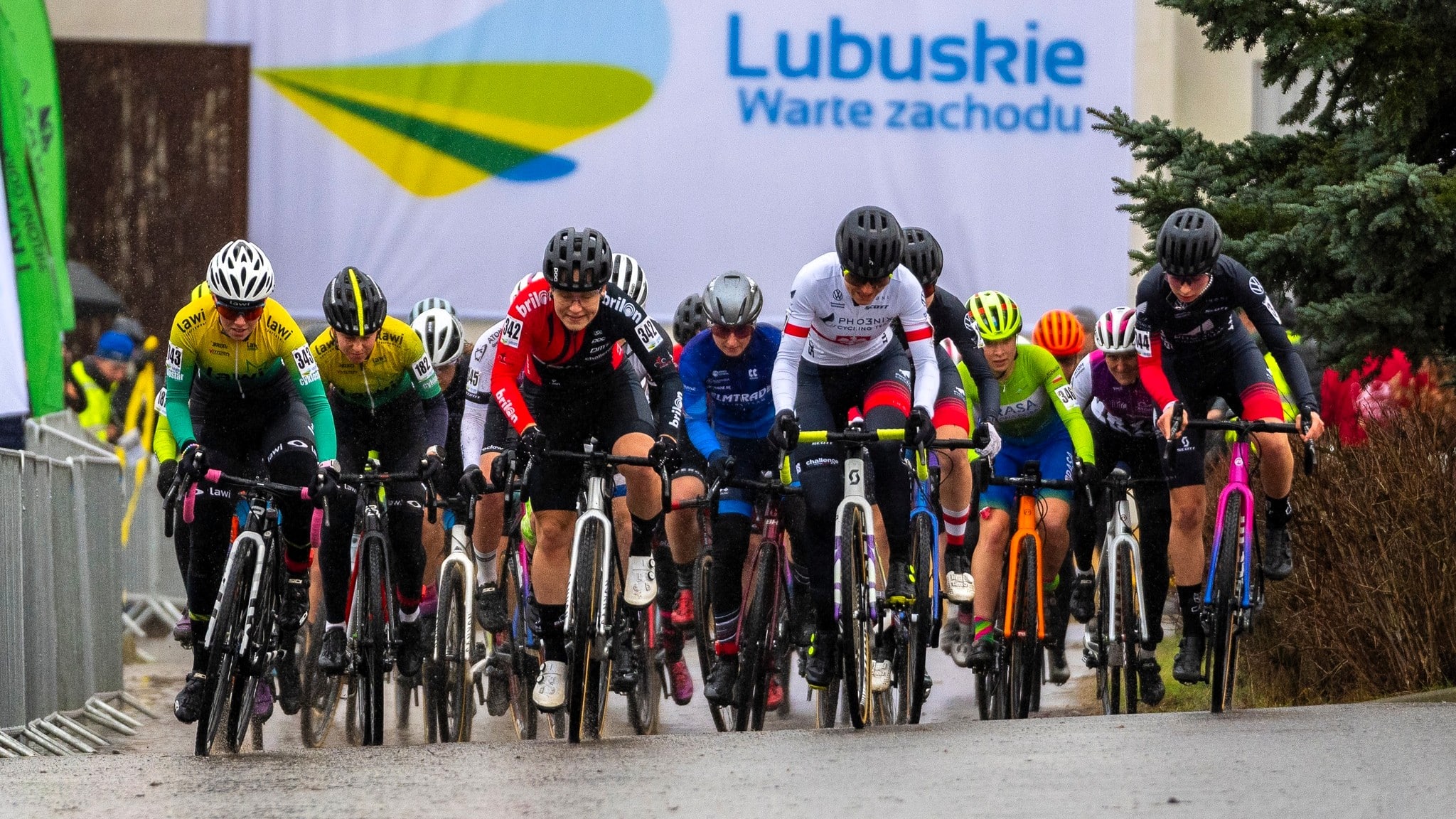 Grupa osób jadących na rowerach  Kolarze przełajowi opanują Drzonków Będzie się działo