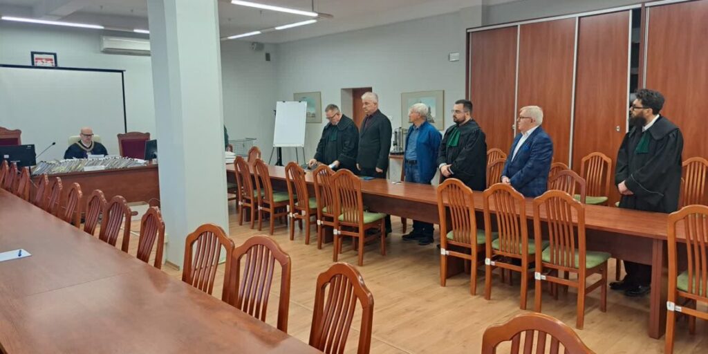 Tadeusz Jędrzejczak wraz z obrońcami podczas ogłoszenia wyroku.