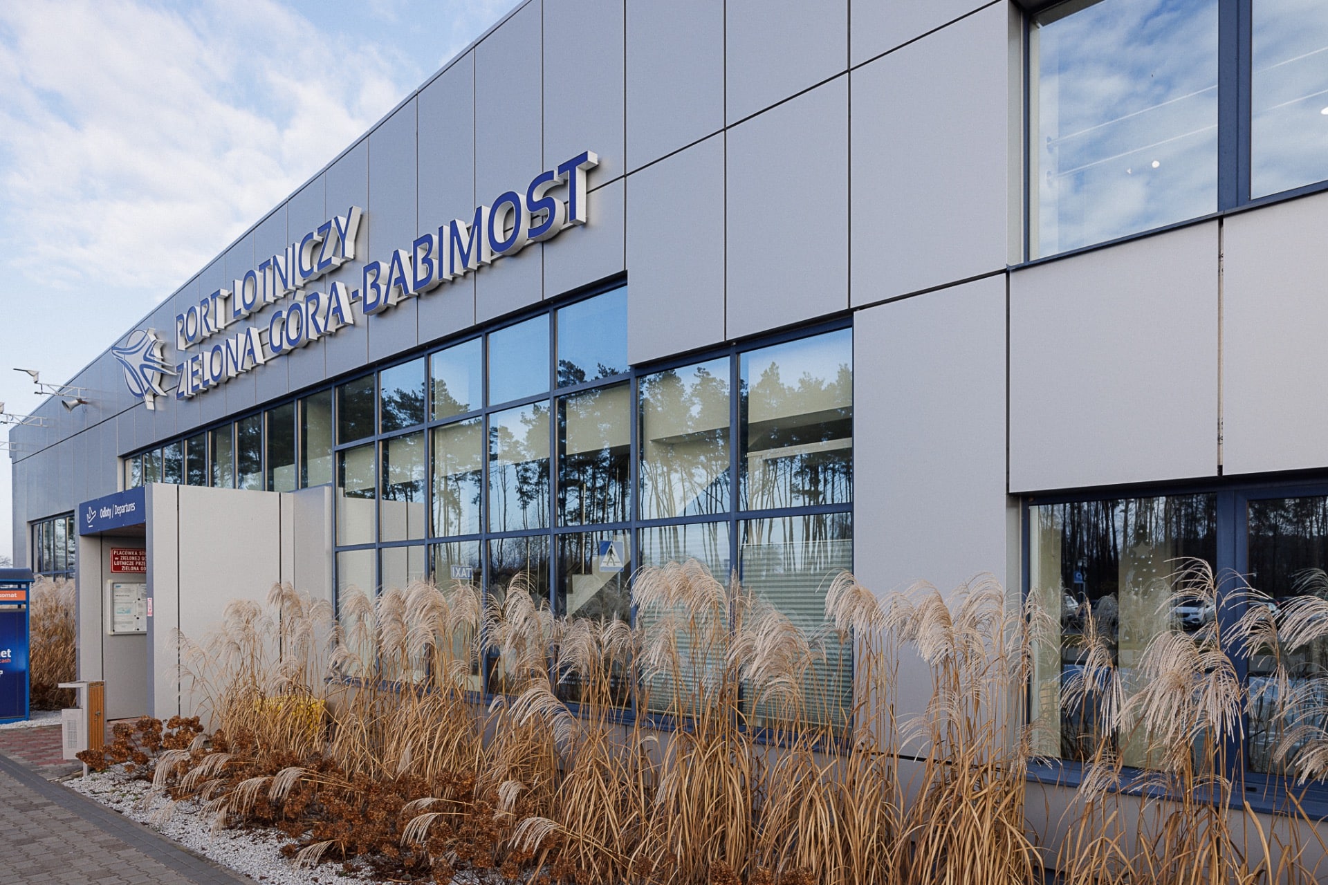   Port lotniczy Zielona Góra Babimost z nową halą odlotów WIDEO