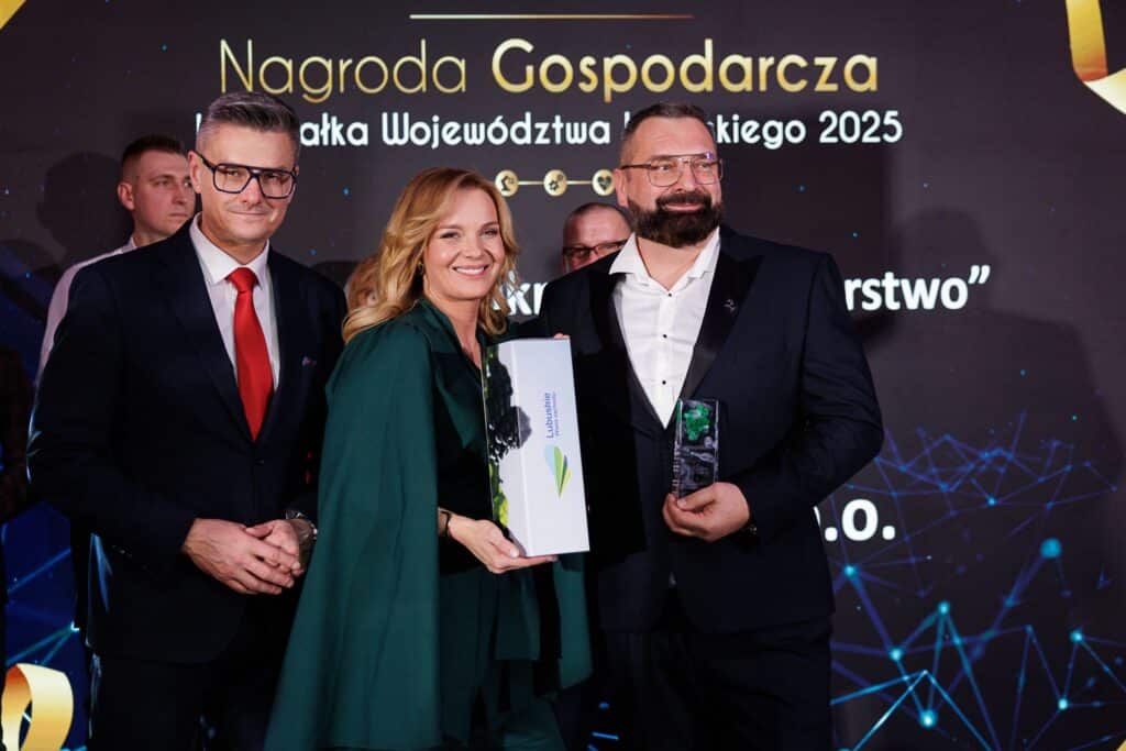 marszałek i przewodnicząca z laureatem