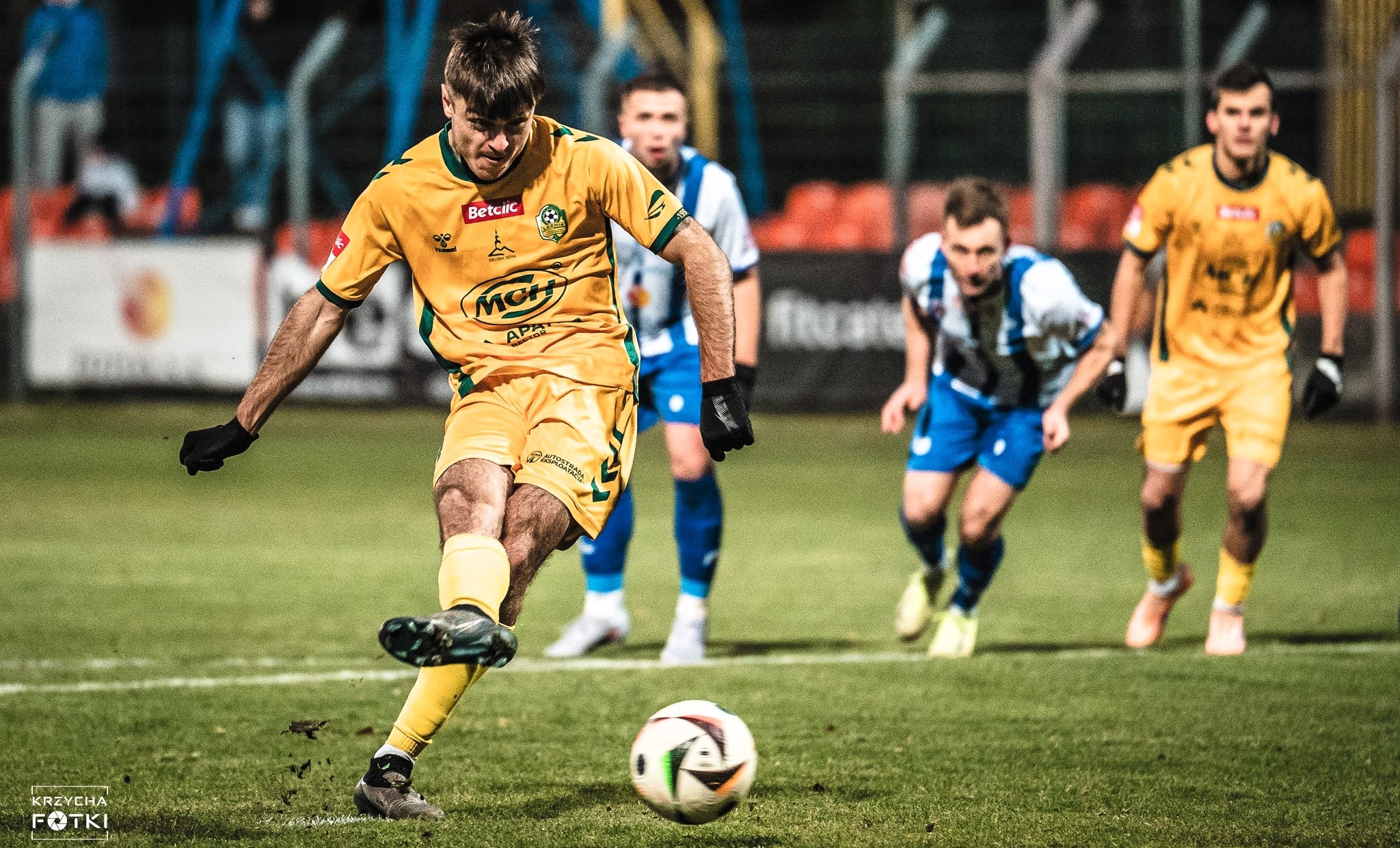 Czterech mężczyzn gra w piłkę  Lechia Zielona Góra na szczycie Stal Jasień na dnie