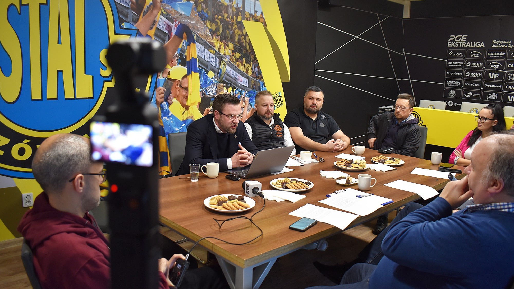 Śniadanie prasowe Stali Gorzów Siedem osób przy stole Licencje dla Falubazu i Stali prezentacja drużyny i śniadanie prasowe