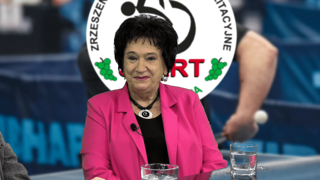 Uśmiechnięta kobieta w różowej marynarce