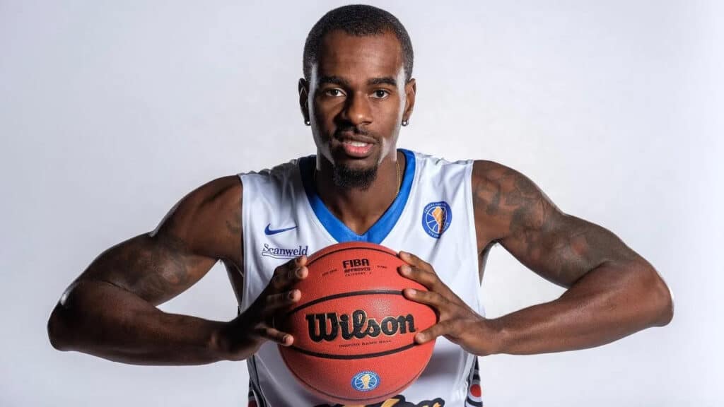 Mężczyzna z piłką do koszykówki