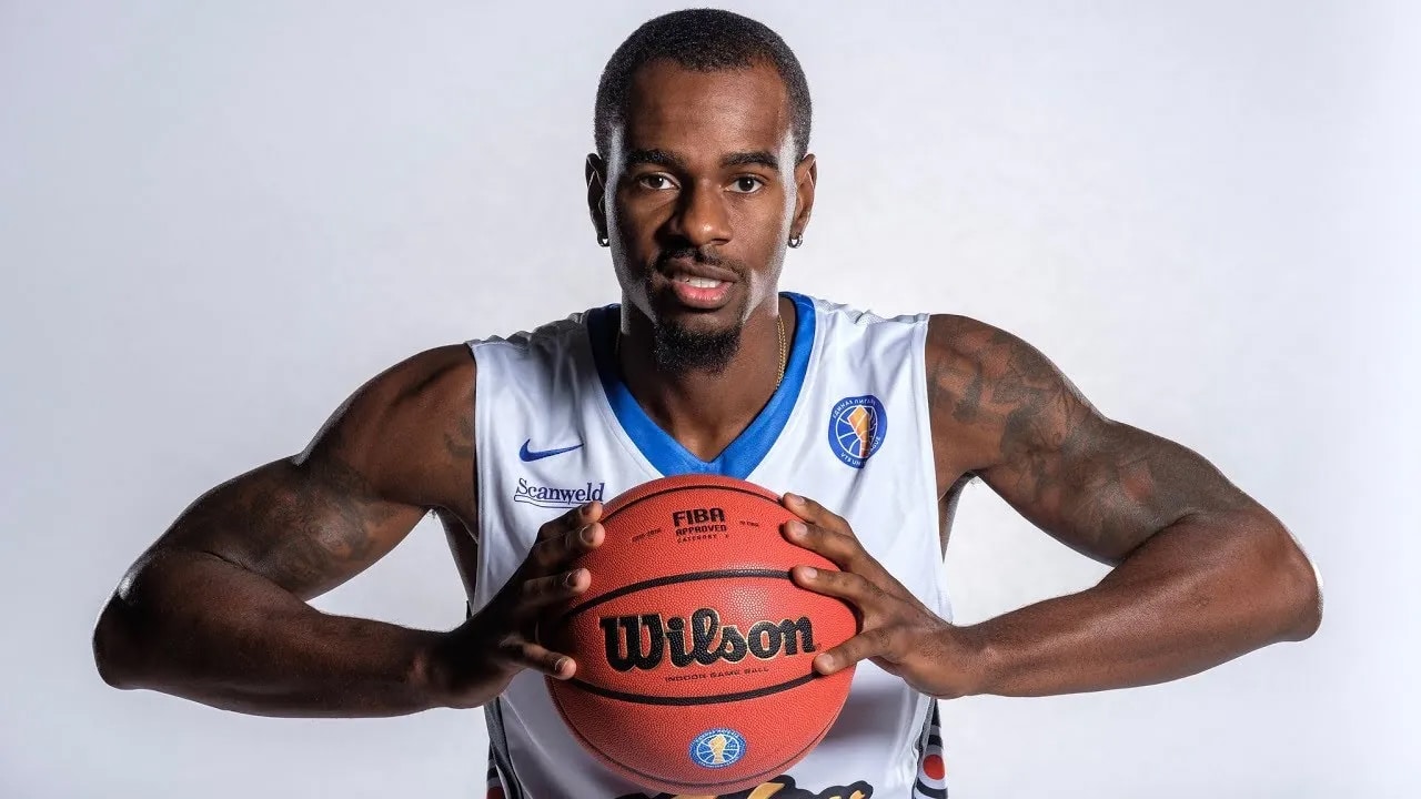 Chavaughn Lewis Mężczyzna z piłką do koszykówki Lewis wzmocnił Zastal Ma być gotowy na najbliższy mecz